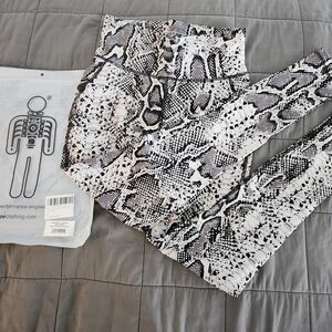 HPE brand, High-Waisted Snake Print Workout Leggings (Med), NWT!